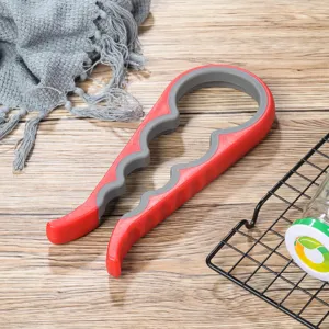 Dettaglio dell'apribottiglie e apribarattoli multifunzione 4 in 1 con impugnatura antiscivolo.