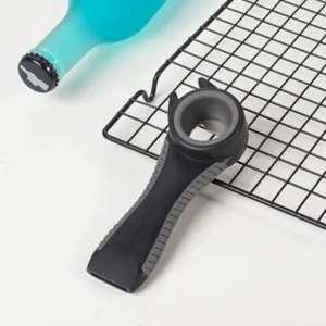 Primer plano detallado del abridor de botellas de cocina multifuncional 5 en 1 negro y gris.