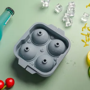 Vista dettagliata di uno stampo per ghiaccio in silicone grigio con quattro cavità sferiche.