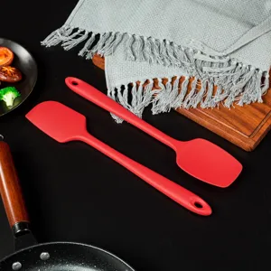 Spatule en silicone rouge en gros plan, montrant la surface flexible et lisse de l'outil.
