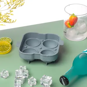 Dettaglio dello stampo per ghiaccio in silicone con design a quattro cavità e sfondo verde.