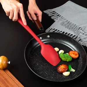 Spatule de cuisine rouge en silicone avec manche en bois pour poêle antiadhésive