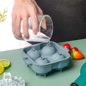 Vista dettagliata dello stampo per sfere di ghiaccio in silicone con acqua per drink di whisky.