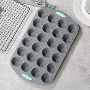 Moule à muffins en silicone gris avec poignées menthe pour cupcakes et gâteaux.