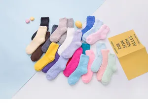 Nahaufnahme von weichen kuscheligen Korallenfleece Thermo Schlaf Socken in bunten Farben.