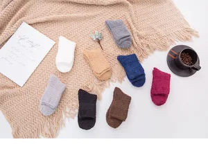 Winter dicke Korallenfleece Socken einfarbige warme flauschige Schlaf- und Haussocken.