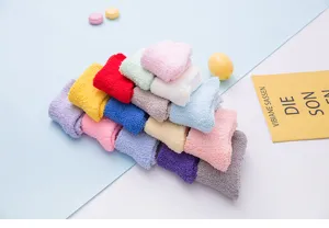 Gemütliche Korallenfleece Wintersocken Detail, weicher Plüsch Stoff Stapel, warme Haussocken.