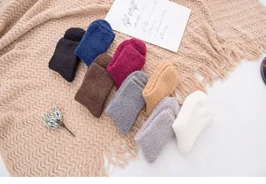 Kuschelige Flauschsocken in bunten Farben, warme Wintersocken fur entspannte Stunden zu Hause.