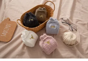 Plüsch Korallenfleece Katzenpfote Bodensocken Detail, gemütliche warme Wintersocken Ansicht