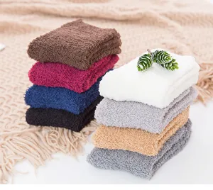 Nahaufnahme von weichen Korallenfleece kuscheligen Socken in sortierten einfarbigen Stapeln
