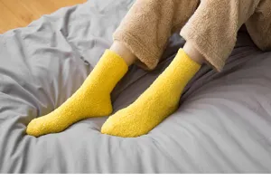 Gemütliche gelbe Korallenfleece Wintersocken für Damen, dicke flauschige Bettsocken Detail.
