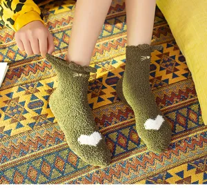 Gemütliche flauschige Korallenfleece-Socken Detail mit Katzenohren Stickerei und weißem Herz.