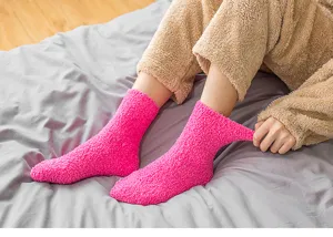 Nahaufnahme von kuscheligen rosa Flauschsocken für Damen aus weichem Korallenfleece.