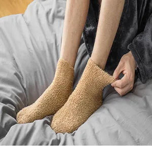 Nahaufnahme dicker flauschiger Korallenfleece Socken für Herren, warme Winterwäsche.