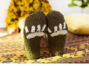 Gemütliche dicke Plüsch Winter Hausschuhe Socken mit süßem weißen Katzenpfoten Design.