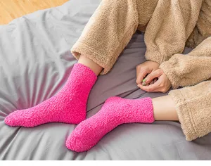 Bequeme, hellrosa, flauschige Korallenfleece Winter-Warmsocken für Damen, gemütliche Hauskleidung.