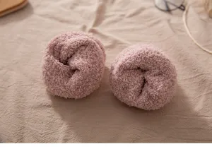 Detailansicht kuscheliger rosa Korallenfleece Flausch-Haussocken, weiche Wintersocken.