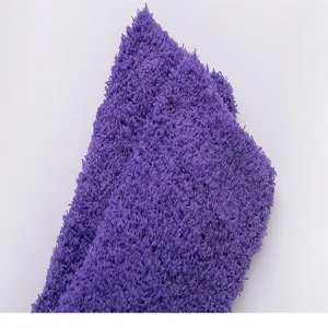 Nahaufnahme einer violetten Korallenfleece-Socke mit weicher und flauschiger Textur für den Winter.