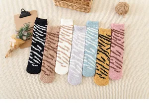 Kuschelige dicke Korallenfleece Wintersocken im Animal-Print mit weicher und warmer Textur.