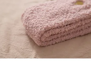 Rosa flauschige Korallenfleece Haussocken für Damen, dicke warme Wintersocken Detail.