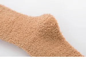 Nahaufnahme der soften Korallenfleece Sockentextur, zeigt warmes Plüschmaterial und Dicke.