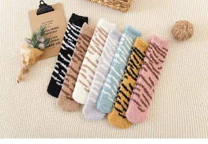 Detailansicht kuscheliger dicker Korallenfleece-Wintersocken mit weicher Textur und Streifen.