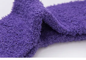 Nahaufnahme der Textur von weichen lila Fleece-Thermosocken, gemütliche Winterschlaf-Socken.