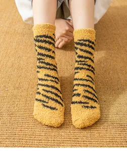 Gemütliche dicke warme Korallenfleece Socken mit Tigerstreifen, weiche Haus Schlaf Boden Socken.