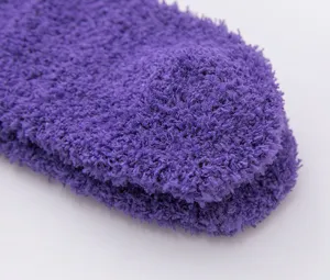 Gemütliche lila Plüschsocke Nahaufnahme, weiches Korallenfleece Winter Thermosocken Detail.