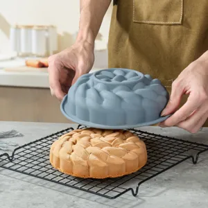 Dettaglio dello stampo per torta in silicone grigio per mousse e dolci da forno.