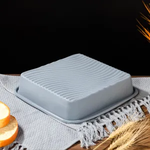 Stampo quadrato per torte in silicone grigio con motivo a onde per cottura in forno.