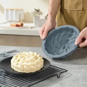 Dettaglio stampo per torte in silicone con design strutturato e dolce pronto.