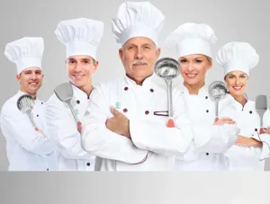 Scena produzione personalizzata OEM ODM in fabbrica con chef professionisti e strumenti cottura.