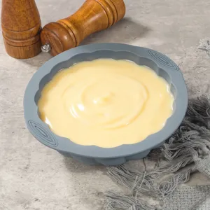 Vista dettagliata di uno stampo per torte in silicone grigio riempito di impasto.