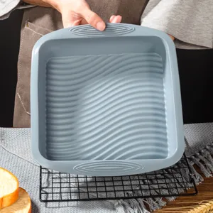 Vista dettagliata della teglia da forno quadrata in silicone grigio con struttura flessibile.