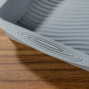 Stampo per torta in silicone vista ravvicinata dettaglio texture e design quadrato.