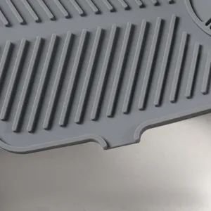 Graue Silikon Wasserhahn Abtropfmatte Detail, rutschfeste Spuelbecken Spritzschutz Ablage.