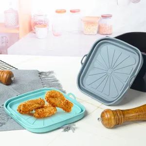 Detailansicht des quadratischen, faltbaren Silikon Heissluftfryer-Einsatzes mit Kochzubehoer.