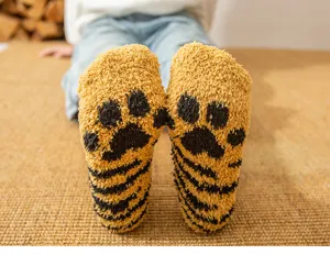 Detailansicht winterlicher verdickter Korallenfleece-Süßsocken mit niedlichem Tatzendesign.