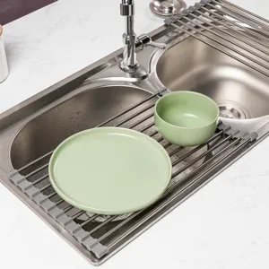 Égouttoir à vaisselle en acier inoxydable pour évier, design pliable et compact.