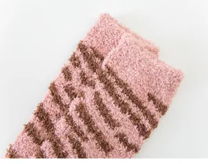 Dicke Korallenfleece Flauschsocken für den Winter, gemütliche Plüsch-Haussocken Detail.