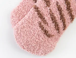 Gemütliche pink Korallenfleece Socke Detailansicht, weiche Winter Thermo Socke Textur Nahaufnahme.