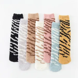 Dicke Korallenfleece Wintersocken für Damen, kuschelige warme Haus- und Schlafsocken mittelang.