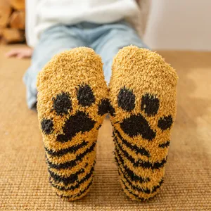 Flauschige Winter Korallenfleece Socken, warme dicke Hausschuhe Schlaf Socken mit Pfotenabdruck.