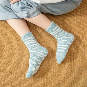 Winter verdickte Korallenfleece Haussocken, gemütliche gestreifte Waden-Schlafsocken für Damen.
