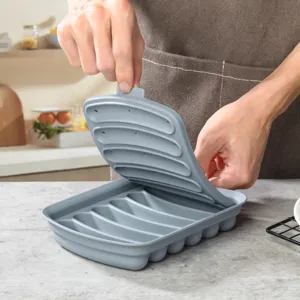 Vista di dettaglio dello stampo per salsicce in silicone, teglia grigia con coperchio.