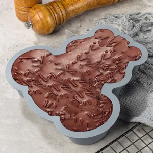 Vue detaillee du moule de cuisson en silicone en forme de dessin anime avec du chocolat.
