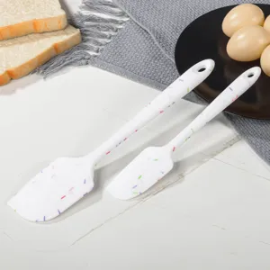 Silikonspatel Detailansicht, flexibles Backwerkzeug mit buntem Streudesign auf der Oberfläche.