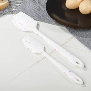 Bunter Streusel Silikon Spatel Set zum Backen und Sahne Kuchenstreichen in der Kueche.