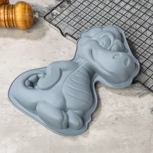 Vue détail de l'adorable moule à gâteau en silicone dinosaure pour la pâtisserie.